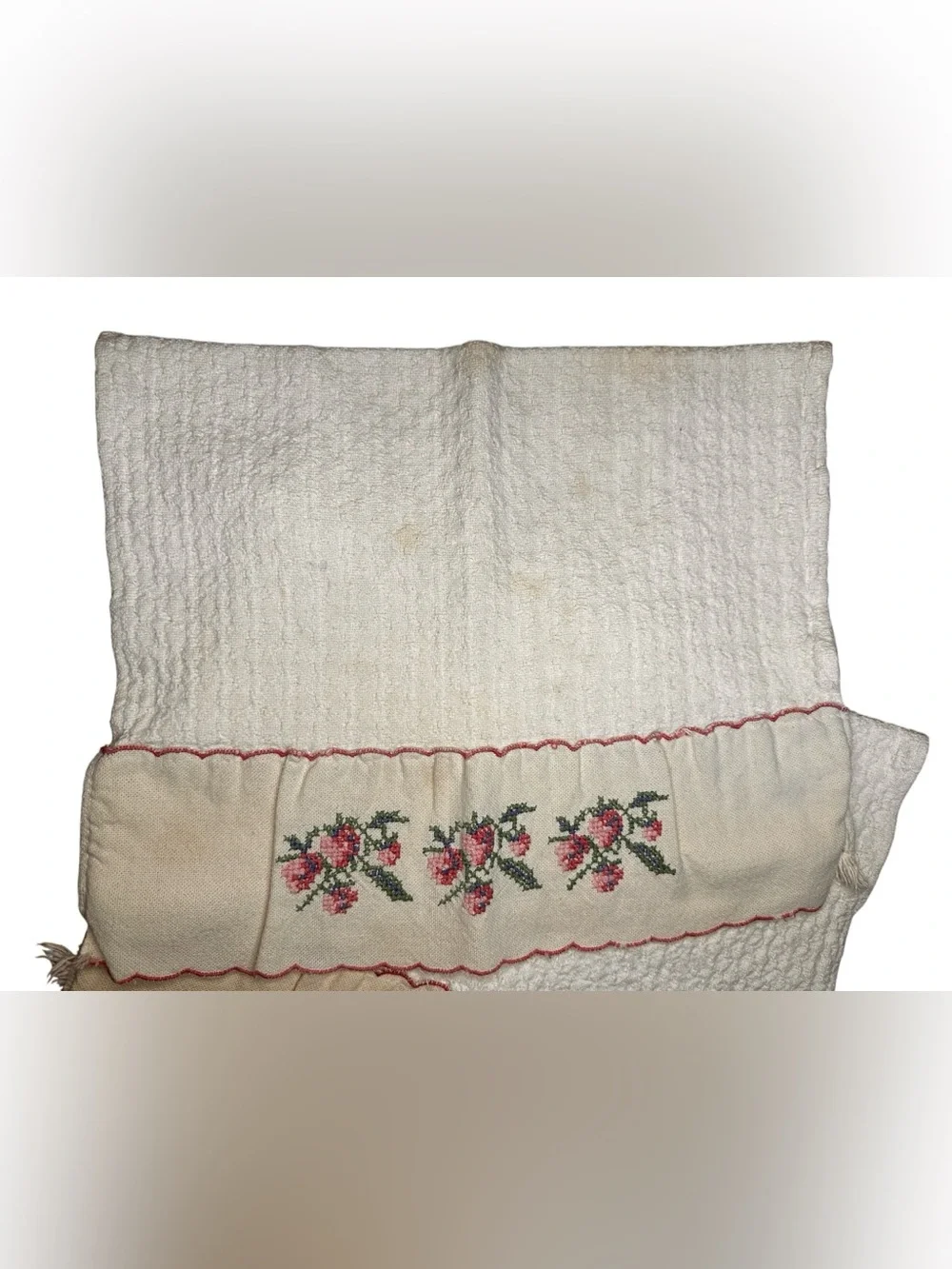 Set Of 2 Vintage Cottagecore Embroidered Scalloped Hand Towels Homespun Hearth